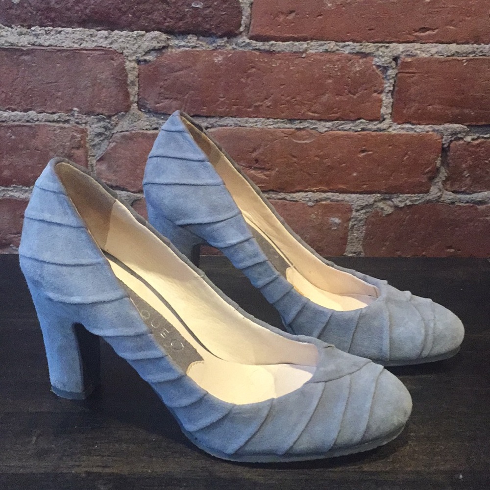Boutique 9 chunky heel gray suede pumps size 5.5 with ruching detail